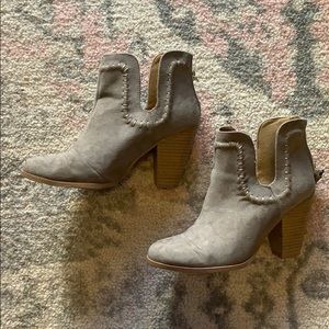 Side cut suede boots size 5.5